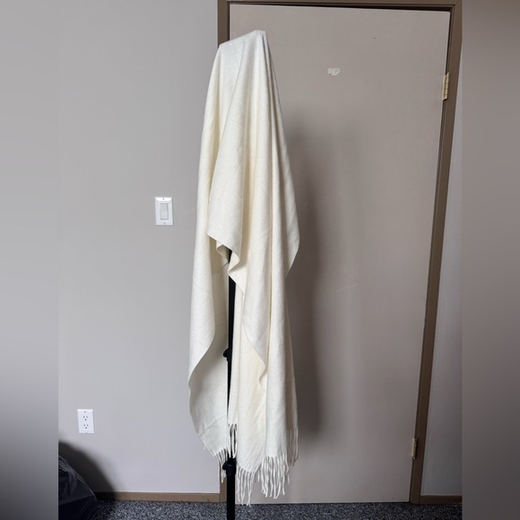 Ivory Shawl - Picture 5 of 6
